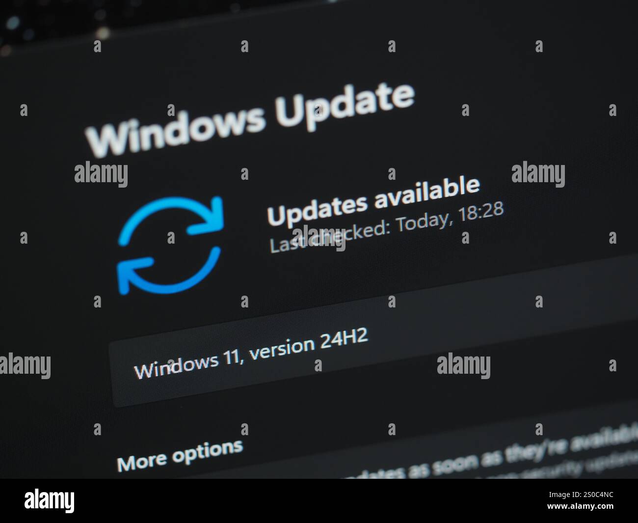 Galati, Rumänien - 13. Dezember 2024: Suche nach Updates für Windows 11 rund um die Uhr auf dem Laptop-Bildschirm, Nahansicht: 24H2 Stockfoto