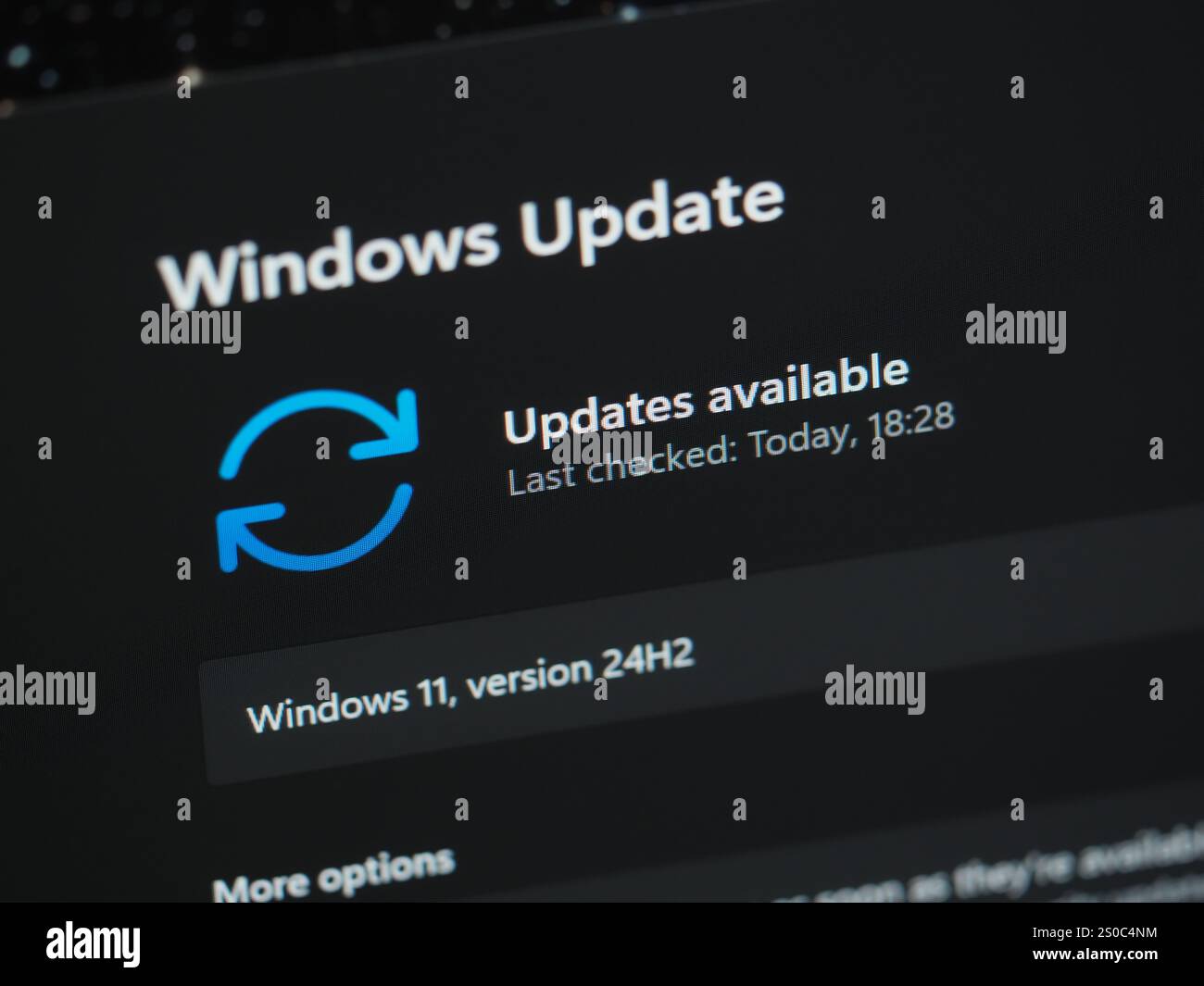 Galati, Rumänien - 13. Dezember 2024: Suche nach Updates für Windows 11 rund um die Uhr auf dem Laptop-Bildschirm Stockfoto