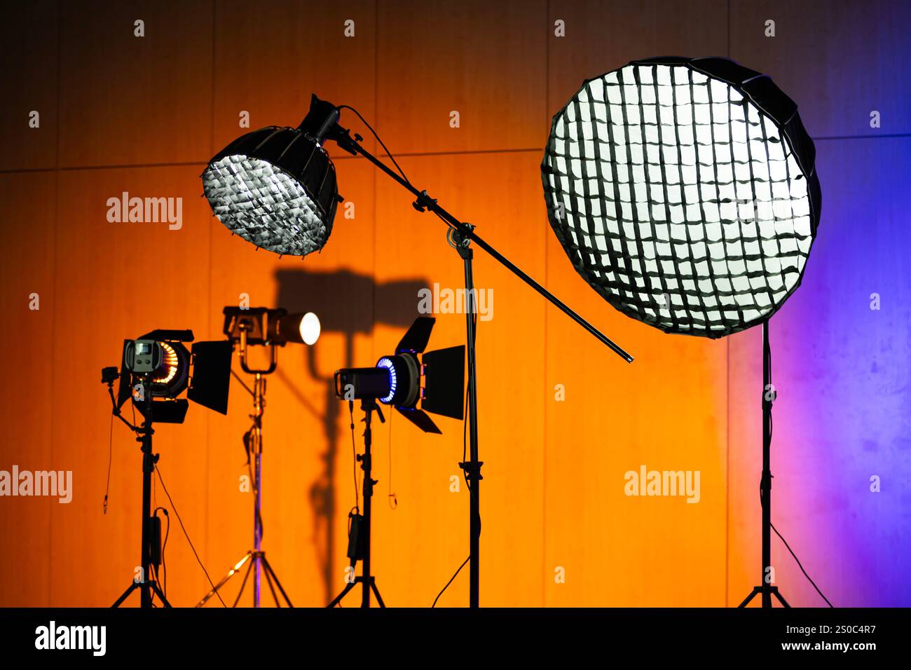 Studio-Beleuchtung mit farbenfrohem Hintergrund. Stockfoto