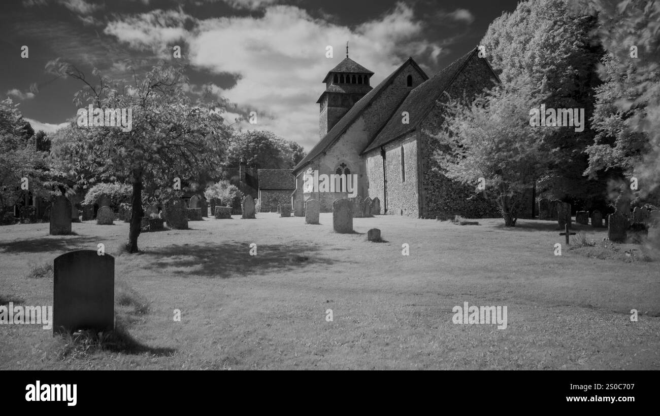 Meonstoke, Großbritannien - 9. August 2024: IR View of St Andrew's Church, Meonstoke, South Downs National Park, Hampshire Stockfoto