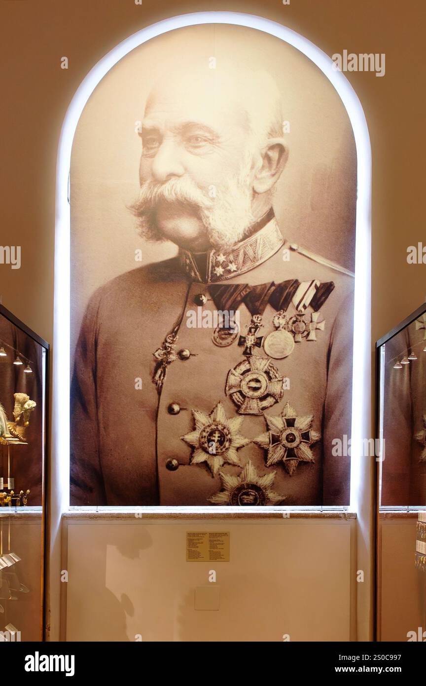 Wien, Österreich. Dezember 2024. Museum für Militärgeschichte, Institut für Militärgeschichte in Wien, Porträtfotografie unbekannter Rekruten nach dem Entwurf um 1910 Kaiser Franz Joseph I. von Österreich (1830-1916) Stockfoto