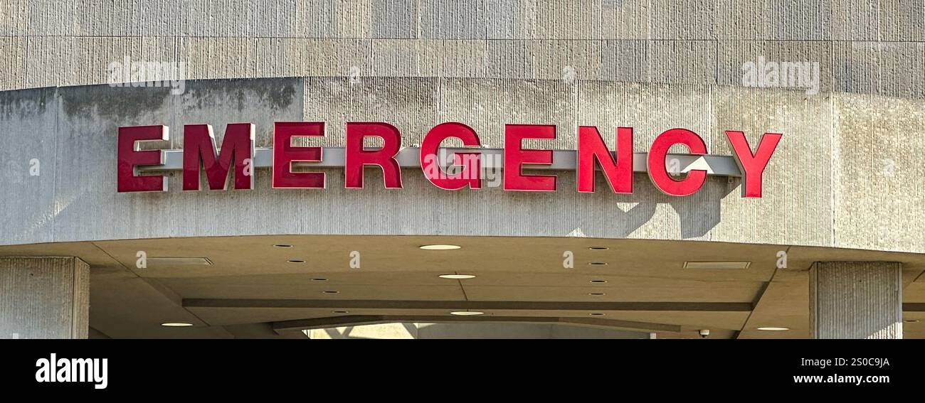 Rotes Schild für die Notaufnahme über einem Krankenhauseingang Stockfoto