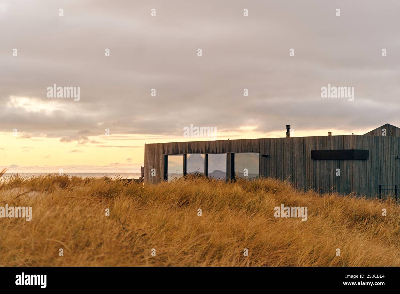 Fassade eines Designergebäudes aus Holz an der Küste. Stockfoto