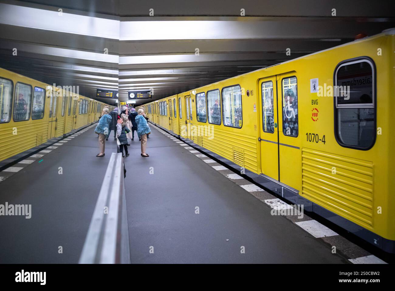 Ubahn in Berlin Deutschland, Berlin am 18.12.2024: U2 Richtung Pankow fährt in der Station Kaiserdamm ein. *** U-Bahn in Berlin Deutschland, Berlin auf der 18 12 2024 U2 Richtung Pankow kommt am Bahnhof Kaiserdamm an Stockfoto Ubahn in Berlin Deutschland, Berlin am 18.12.2024: U2 Richtung Pankow fährt in der Station Kaiserdamm ein. *** U-Bahn in Berlin Deutschland, Berlin auf der 18 12 2024 U2 Richtung Pankow kommt am Bahnhof Kaiserdamm an Stockfoto
