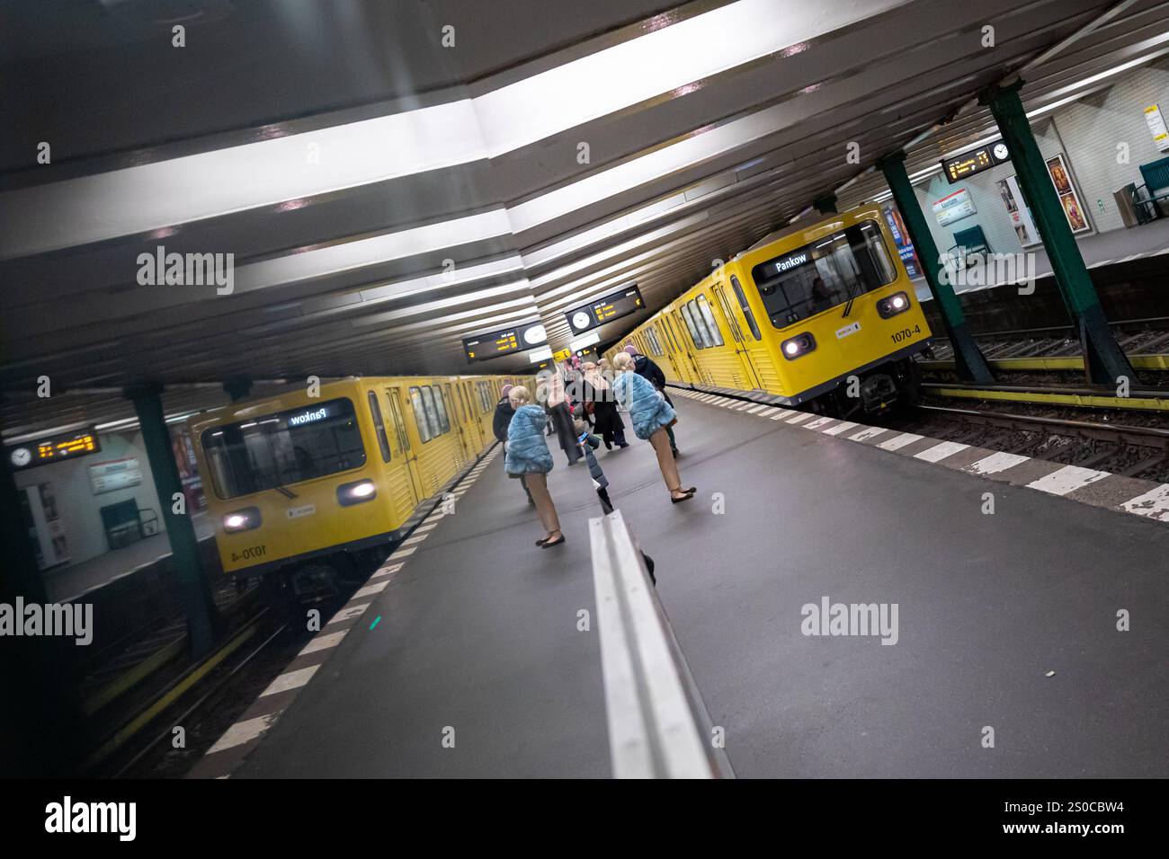 Ubahn in Berlin Deutschland, Berlin am 18.12.2024: U2 Richtung Pankow fährt in der Station Kaiserdamm ein. *** U-Bahn in Berlin Deutschland, Berlin auf der 18 12 2024 U2 Richtung Pankow kommt am Bahnhof Kaiserdamm an Stockfoto Ubahn in Berlin Deutschland, Berlin am 18.12.2024: U2 Richtung Pankow fährt in der Station Kaiserdamm ein. *** U-Bahn in Berlin Deutschland, Berlin auf der 18 12 2024 U2 Richtung Pankow kommt am Bahnhof Kaiserdamm an Stockfoto