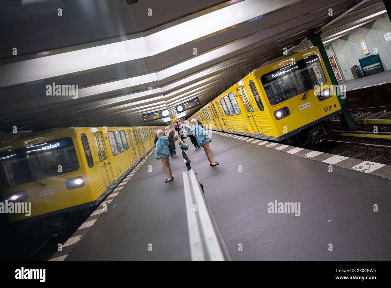Ubahn in Berlin Deutschland, Berlin am 18.12.2024: U2 Richtung Pankow fährt in der Station Kaiserdamm ein. *** U-Bahn in Berlin Deutschland, Berlin auf der 18 12 2024 U2 Richtung Pankow kommt am Bahnhof Kaiserdamm an Stockfoto Ubahn in Berlin Deutschland, Berlin am 18.12.2024: U2 Richtung Pankow fährt in der Station Kaiserdamm ein. *** U-Bahn in Berlin Deutschland, Berlin auf der 18 12 2024 U2 Richtung Pankow kommt am Bahnhof Kaiserdamm an Stockfoto