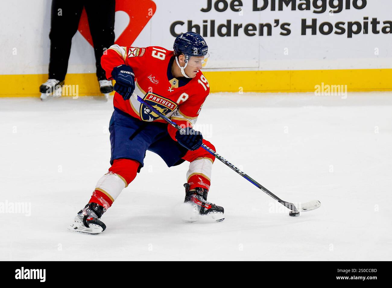 SUNRISE, FL - Florida Panthers Matthew Tkachuk #19 in Aktion (Foto: Chris Arjoon) Stockfoto