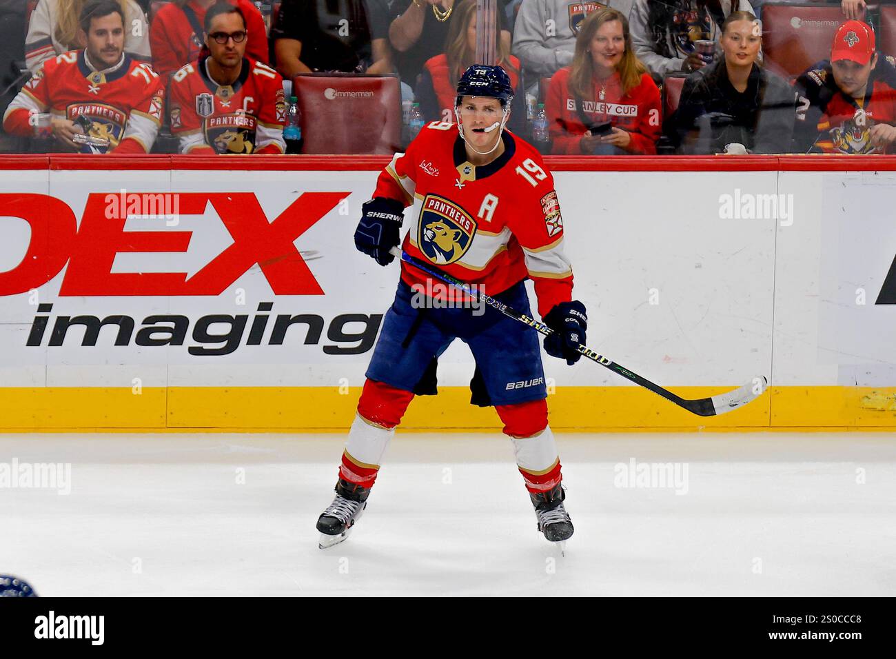 SUNRISE, FL - Florida Panthers Matthew Tkachuk #19 in Aktion (Foto: Chris Arjoon) Stockfoto