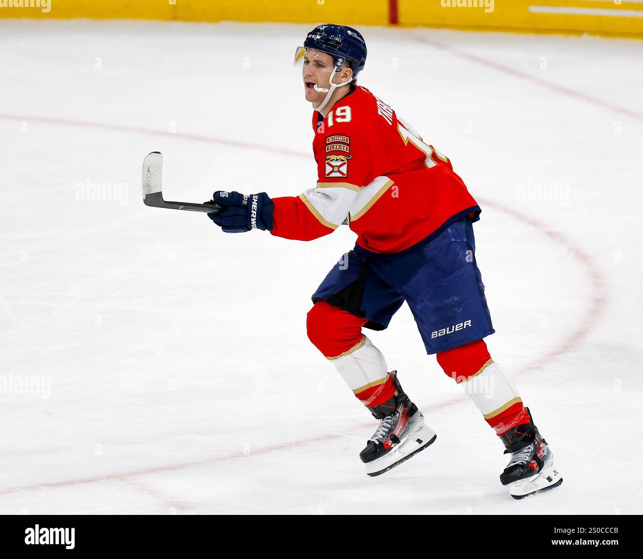 SUNRISE, FL - Florida Panthers Matthew Tkachuk #19 in Aktion (Foto: Chris Arjoon) Stockfoto