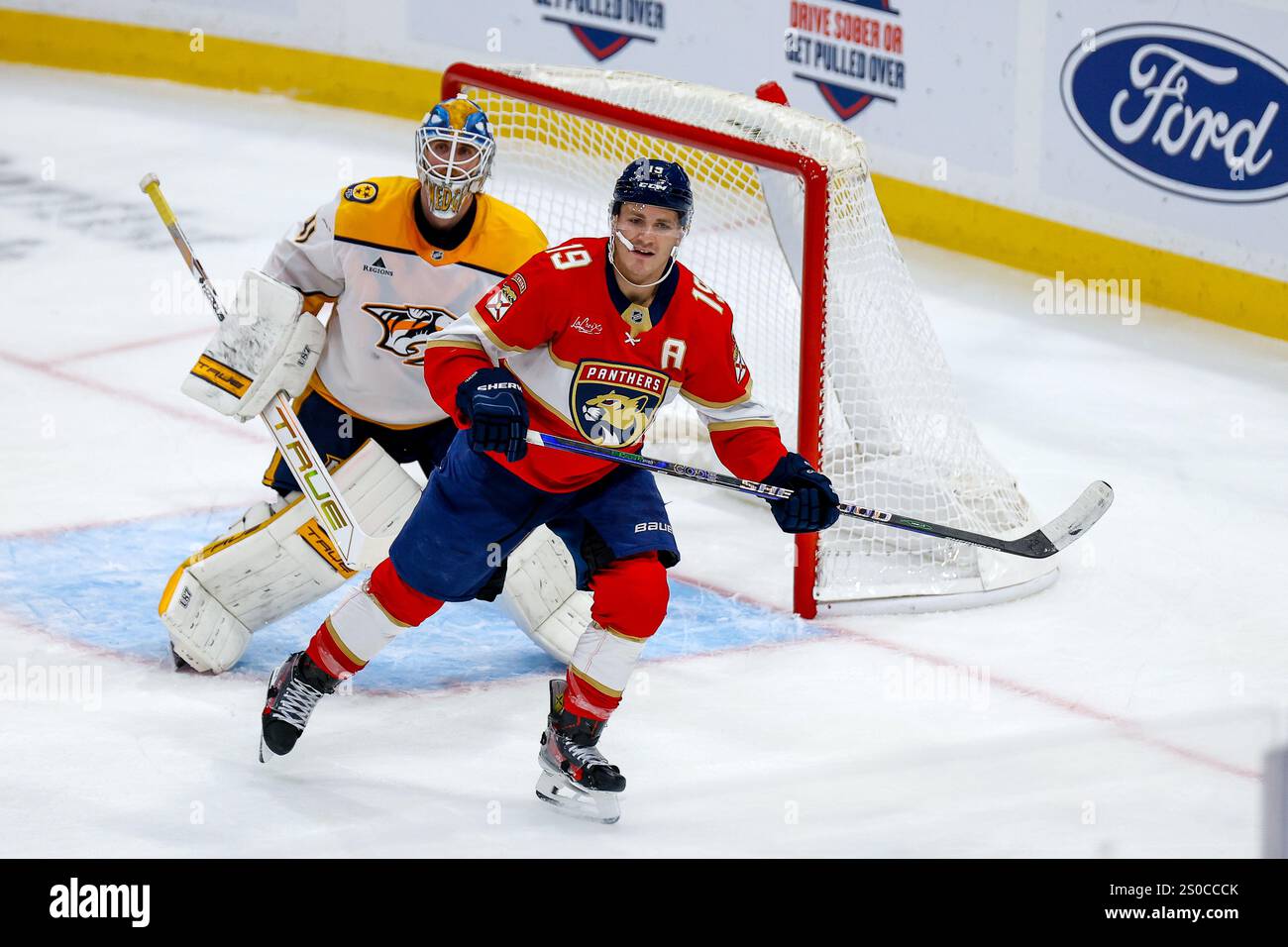SUNRISE, FL - Florida Panthers Matthew Tkachuk #19 in Aktion (Foto: Chris Arjoon) Stockfoto