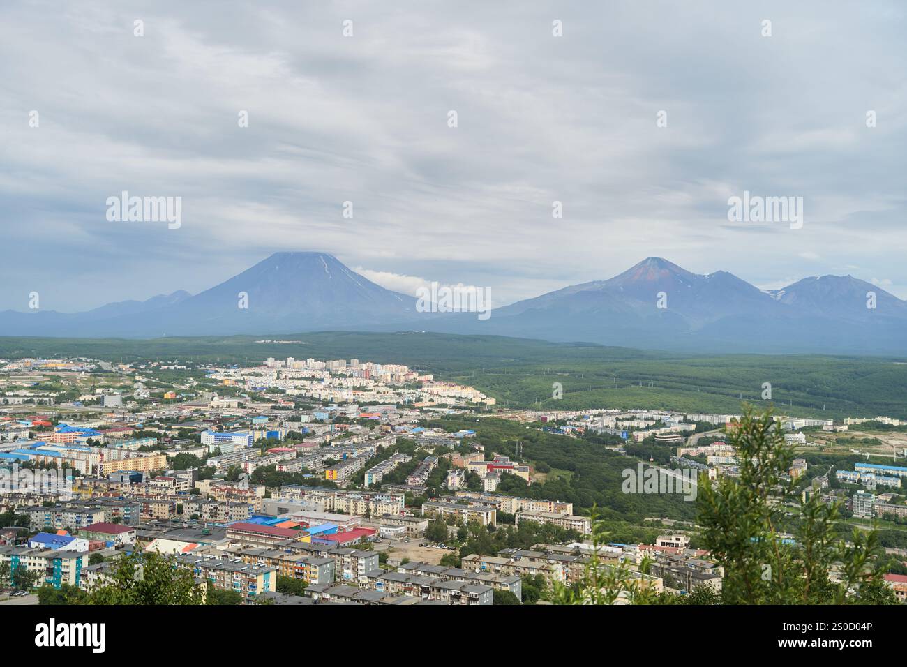 Petropavlovsk-Kamtschatski aus der Vogelperspektive. Erleben Sie den atemberaubenden Blick auf das urbane Gebiet, der durch eine majestätische Bergkulisse verstärkt wird Stockfoto