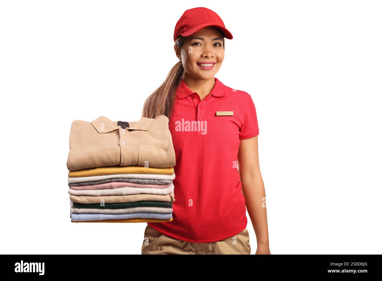 Trockenarbeiter, der einen Stapel gefalteter Kleidung isoliert auf weißem Hintergrund hält Stockfoto