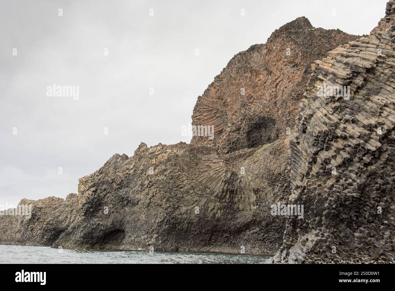 Eine beeindruckende natürliche Formation von Basaltsäulen auf Disko Island, Grönland, die die einzigartige geologische Schönheit der Insel zeigt. Diese hoch aufragenden sechseckigen Stockfoto