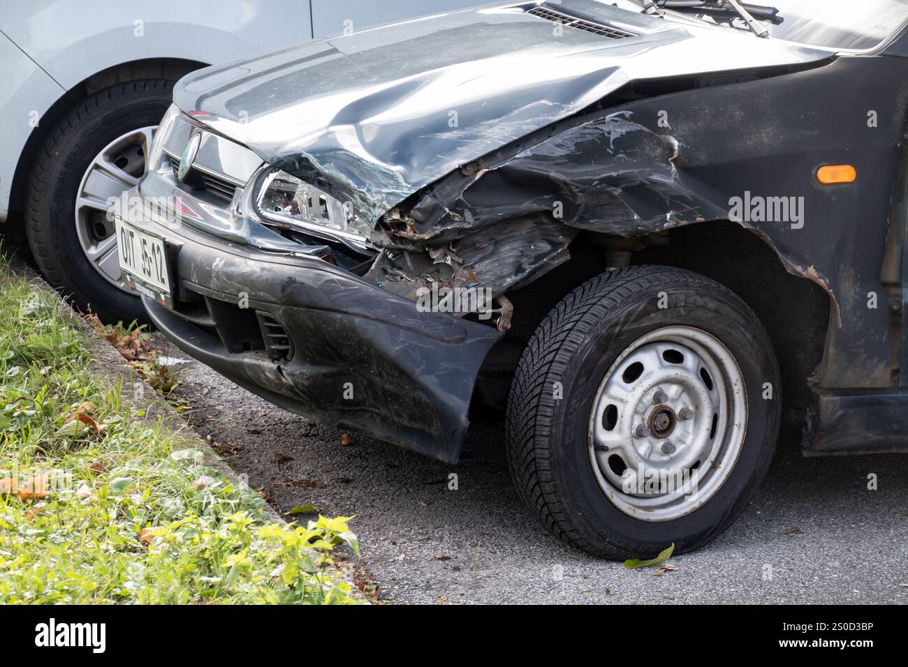HAVIROV, TSCHECHISCHE REPUBLIK - 5. OKTOBER 2023: Detail des defekten Scheinwerfers und Stoßfängers am tschechischen Skoda Felicia nach Verkehrsunfall Stockfoto