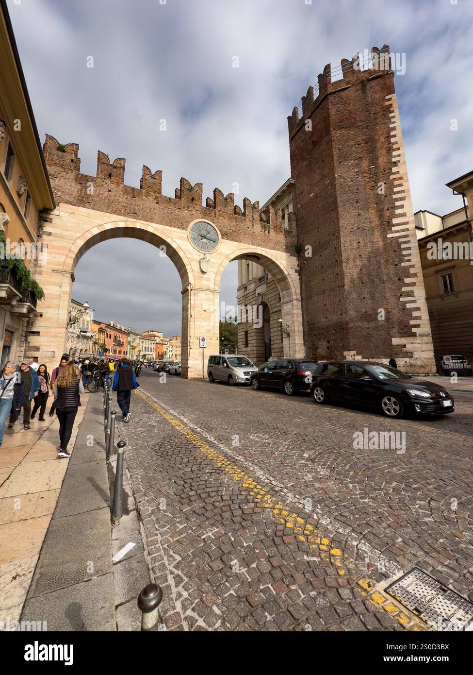 VERONA, ITALIEN - 27. OKTOBER 2024: Tor Portoni della Bra mit Turm in Verona, Italien, Ultraweitwinkelbild Stockfoto