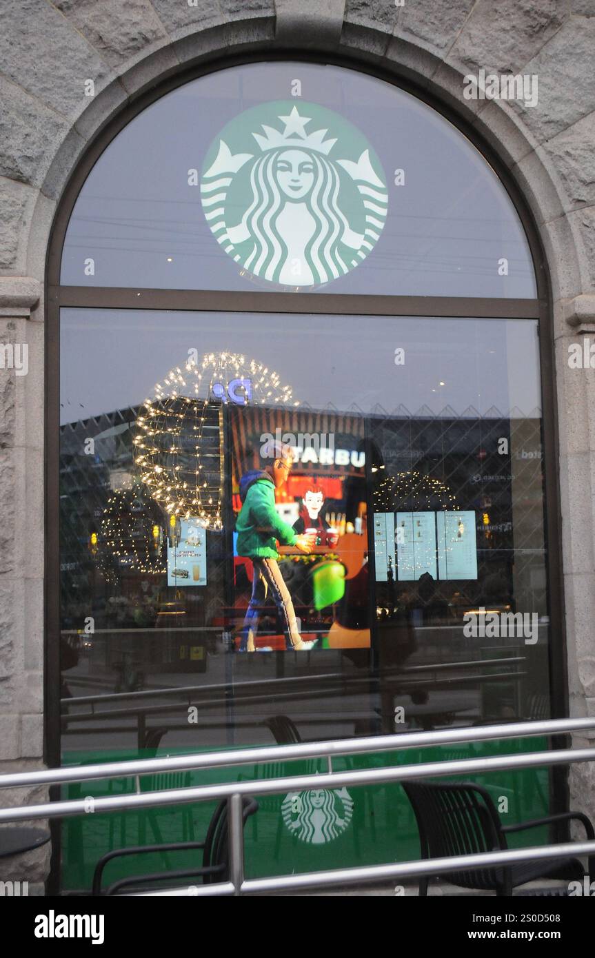 Kopenhagen/Dänemark /27. dezember 2024/ Seattle-Kette STAR Bucks Kaffeekaffee in der dänischen Hauptstadt Kopenhagen. (Foto. Francis Joseph Dean/Dean Pictures) (nicht für kommerzielle Zwecke) Stockfoto