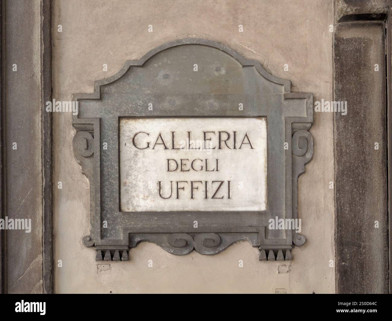 FLORENZ, ITALIEN - 04. AUGUST 2015: Geschnitztes Schild vor den Uffizien (Gallerie degli Uffizien) Stockfoto