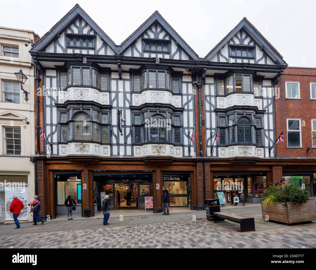 Schwarz-weiß Fachwerkladen, Shrewsbury, England, Großbritannien Stockfoto