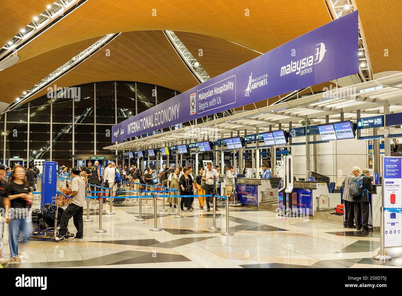 Check-in-Schalter am Flughafen, Kuala Lumpur, Malaysia Stockfoto