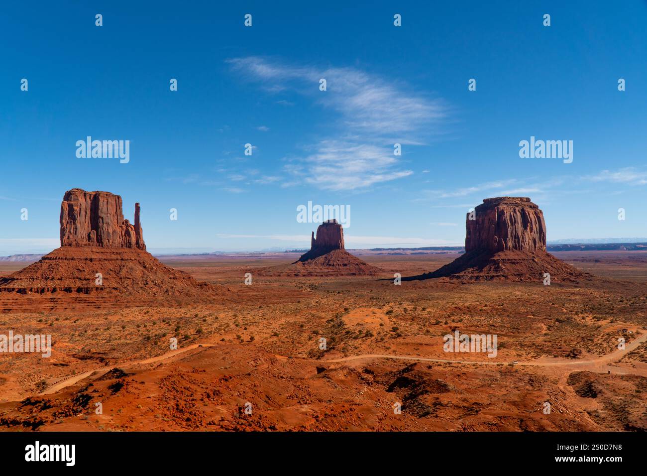 Panoramablick auf die East Mitten, West Mitten und Merrick Butte, die sich über die Wüstenlandschaft des Monument Valley in Utah erheben Stockfoto