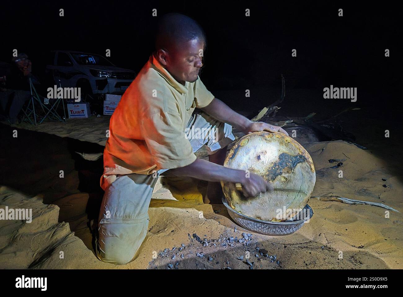 Mauretanien, Azweiga, kochen Sie traditionelles Wüstenbrot, das unter dem Sand gekocht wird Stockfoto