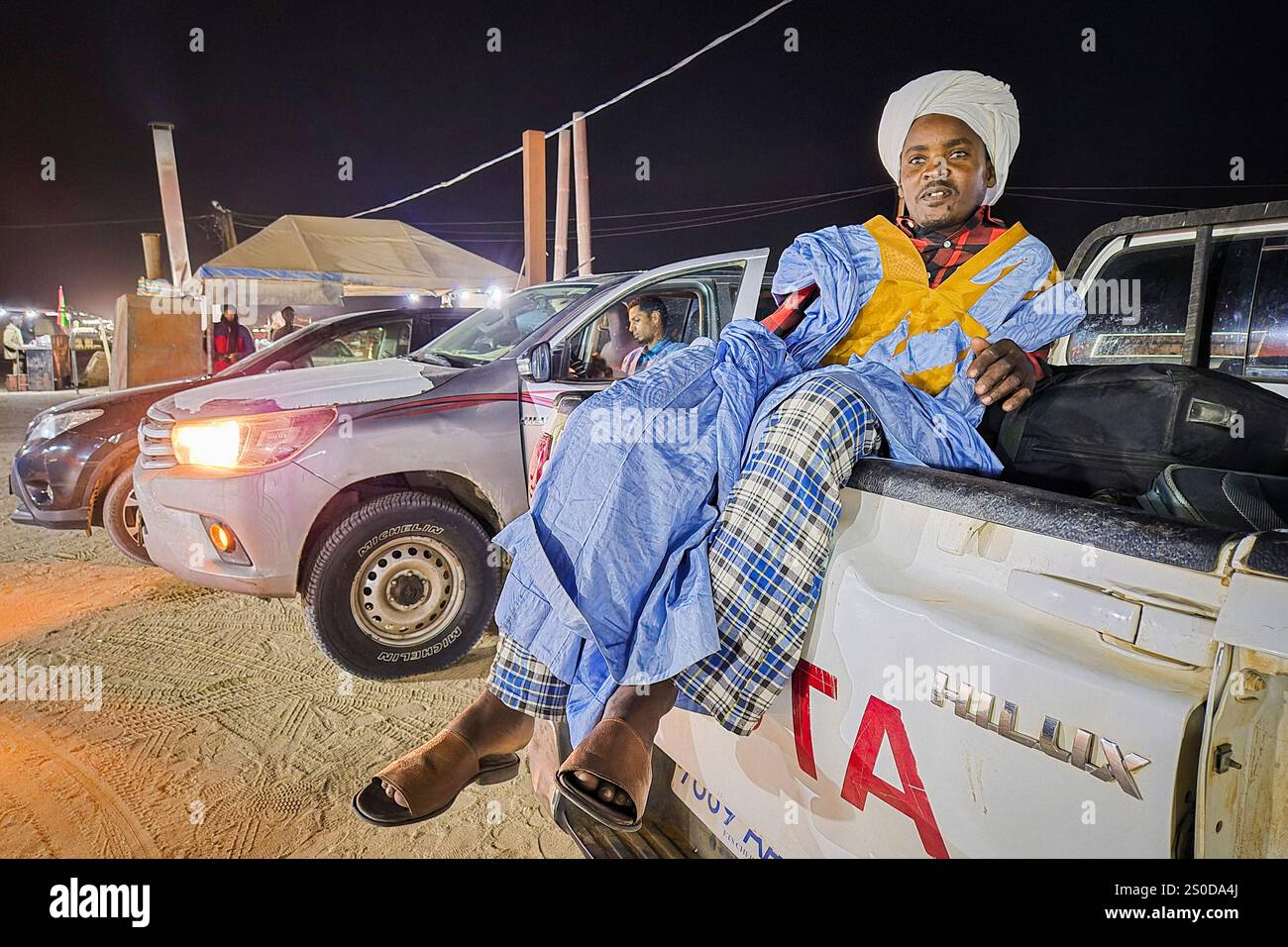 Mauretanien, Nouakchott, Autowächter auf dem Parkplatz des Restaurants Stockfoto