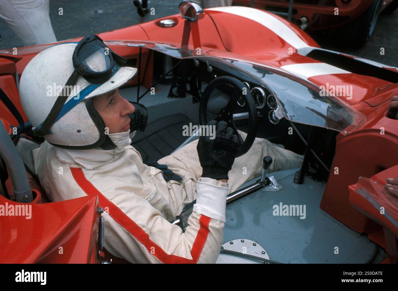 Der britische Rennfahrer John Surtees fuhr 1966 in einem Lola T70 Gruppe 7 bei einem Can-am-Rennen. Surtees gewann 1966 den Canadian American Challenge Cup. 1964 war er außerdem Formel-1-Weltmeister und zuvor siebenfacher Motorradmeister (dreimal in 350 ccm und viermal in 500 ccm). Stockfoto