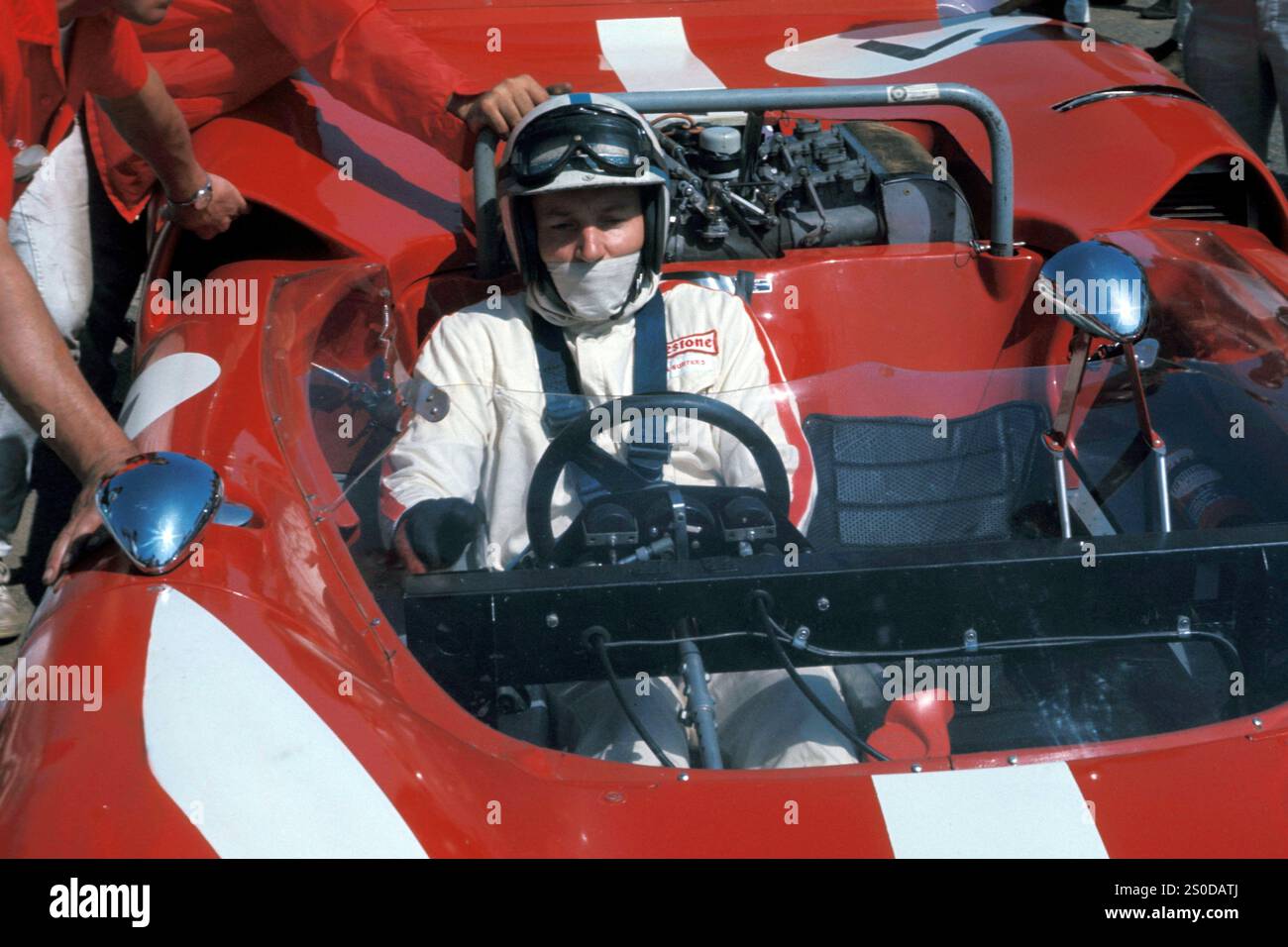 Der britische Rennfahrer John Surtees fuhr 1966 in einem Lola T70 Gruppe 7 bei einem Can-am-Rennen. Surtees gewann 1966 den Canadian American Challenge Cup. 1964 war er außerdem Formel-1-Weltmeister und zuvor siebenfacher Motorradmeister (dreimal in 350 ccm und viermal in 500 ccm). Stockfoto