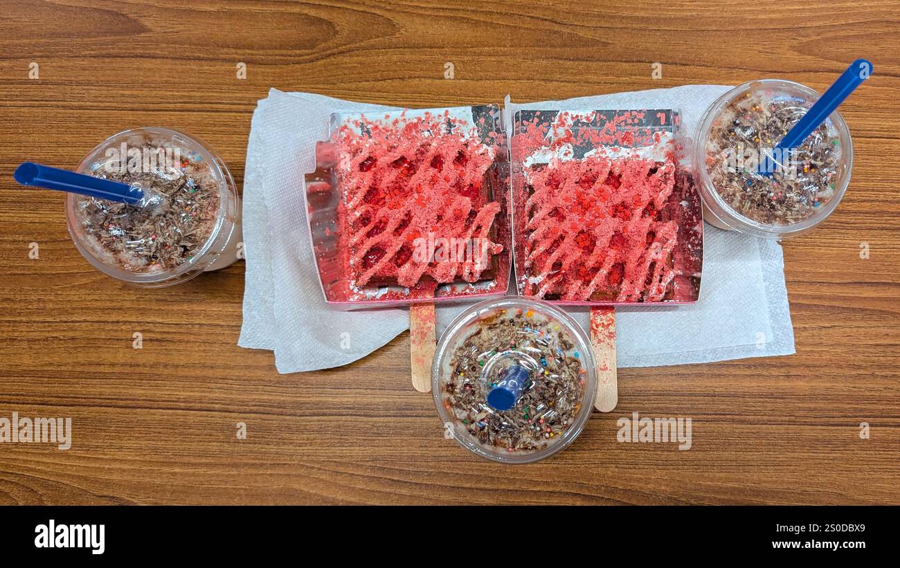 Erdbeerwaffeln mit Schokoladen-Milchshake Stockfoto