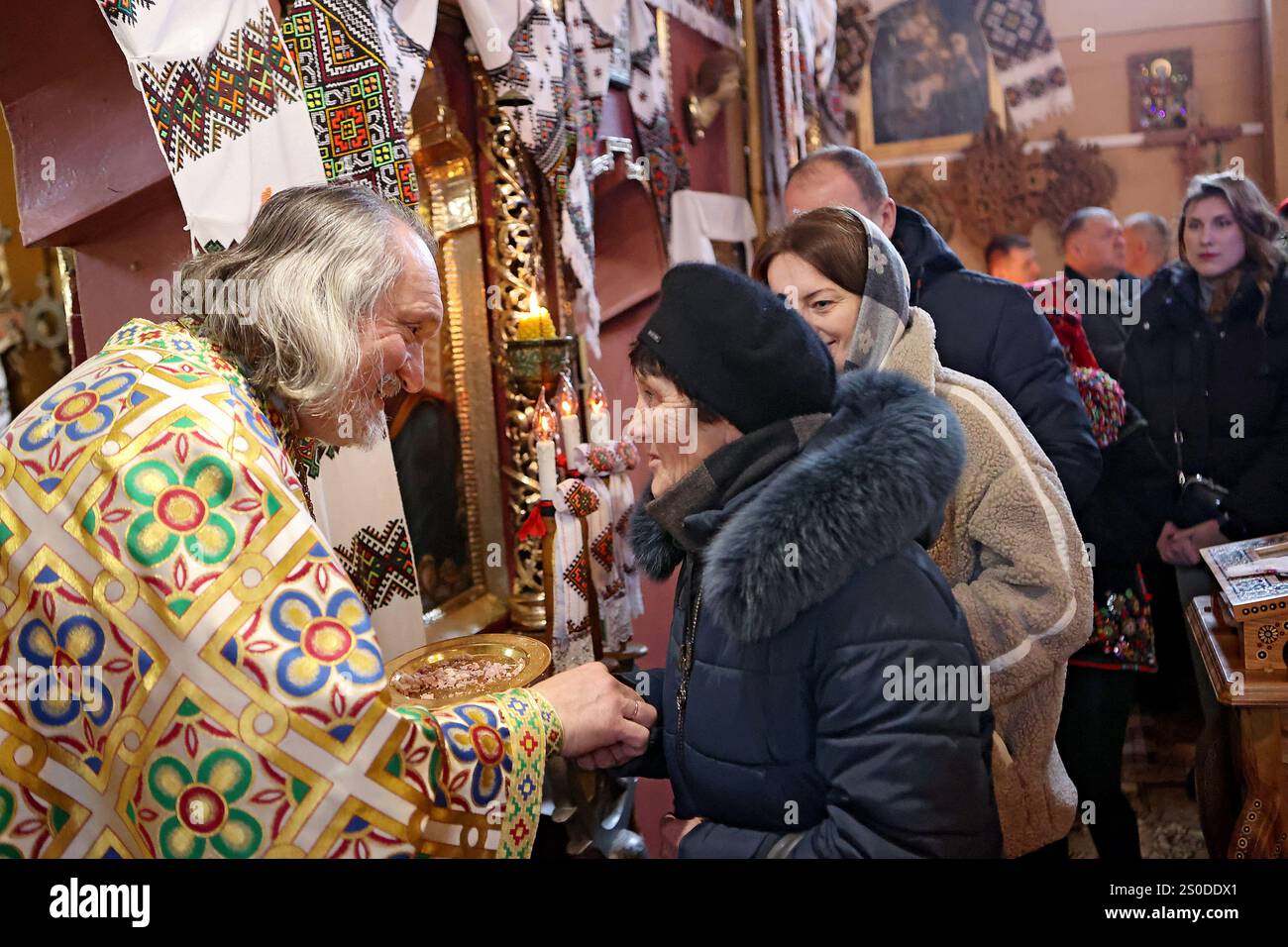 IWANO-FRANKIWSK REGION, UKRAINE - 25. DEZEMBER 2024 - Rektor der Geburtskirche der Heiligen Jungfrau Maria, Pater Iwan Rybaruk (L), wird während der Weihnachtsfeier in Kryworivnia, Iwano-Frankiwsk Region, Westukraine, gesehen Stockfoto