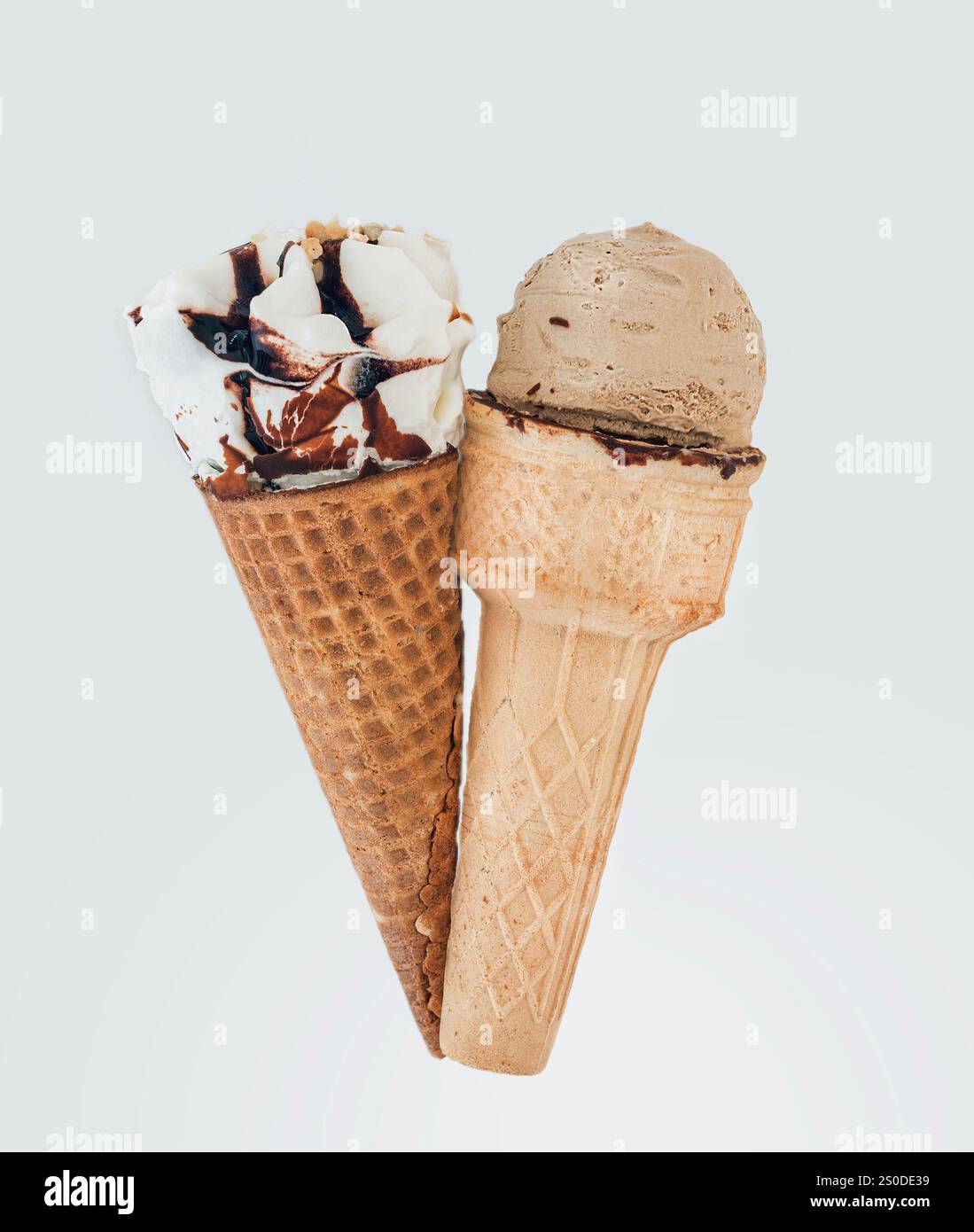 Zwei verschiedene Eiskegel auf weiß Stockfoto