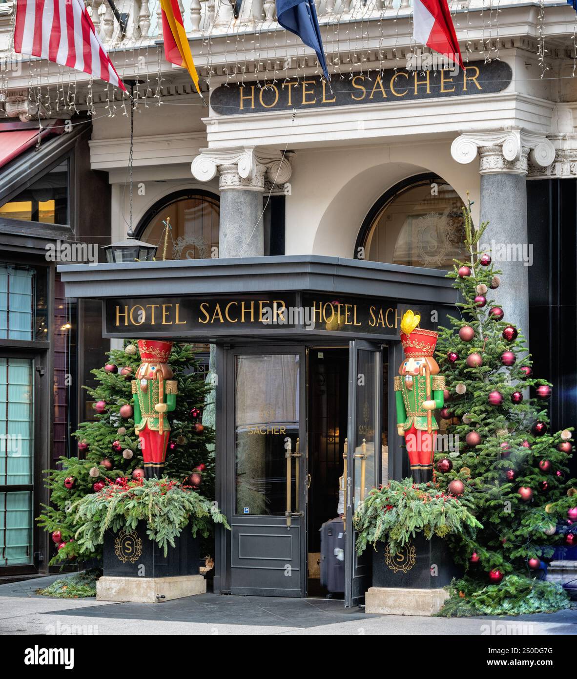 Weihnachtlich geschmückter Eintritt in das berühmte Hotel Sacher in Wien, Österreich Stockfoto