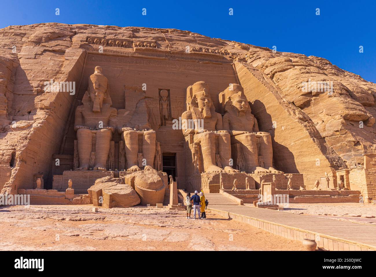 Touristen besuchen den Abu Simbel Tempel in Südägypten. Stockfoto
