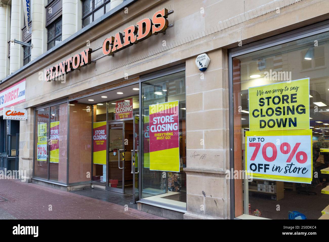 Clinton Cards Store in der High Street von Southend on Sea, Essex, Großbritannien, schließt, mit Preisnachlässen. Clintons Cards Shop wird geschlossen Stockfoto
