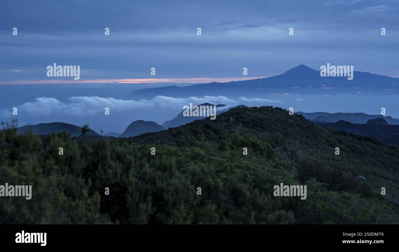 Sonnenaufgang, Blick auf den Teide von Alto de Garajonay, Teneriffa, Garajonay Nationalpark, La Gomera, Kanarische Insel, Spanien, Europa Stockfoto