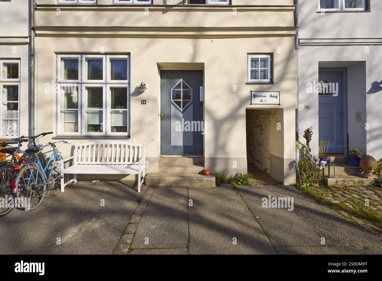 Eingangsbereich eines historischen Hauses mit Tür, Bank, Peterlens Gang, Gaengeviertel, Straße an der Obertrave, Altstadt, Hansestadt Lübeck, Indep Stockfoto