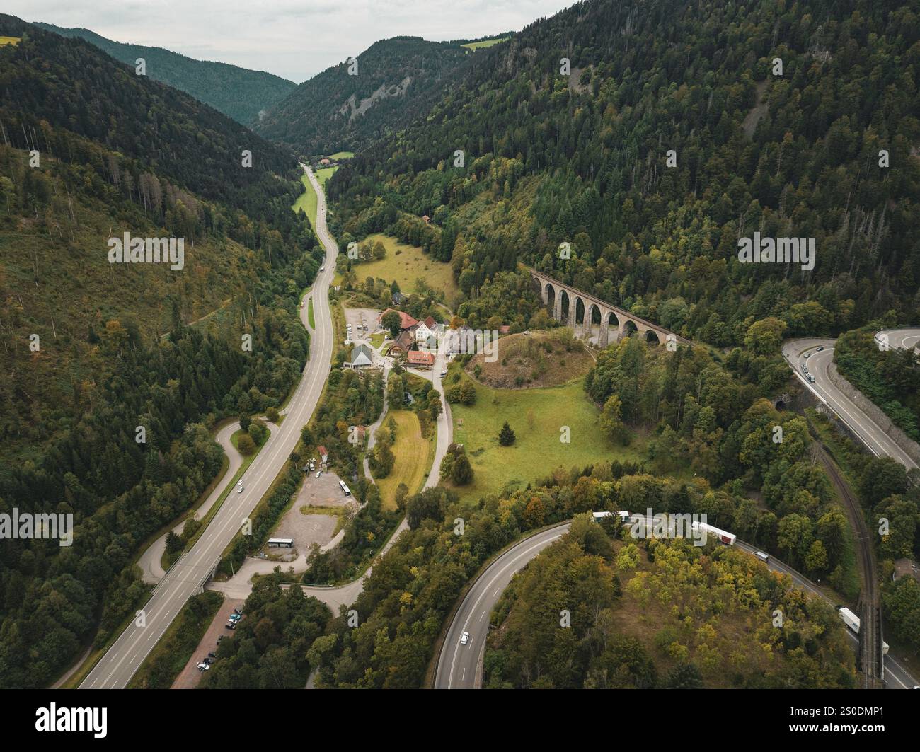 Aus der Vogelperspektive auf ein Tal mit Straßen, einem Dorf und einer Eisenbahnbrücke, umgeben von bewaldeten Bergen, Ravenna-Schlucht, Schwarzwald, Deutschland, Europa Stockfoto