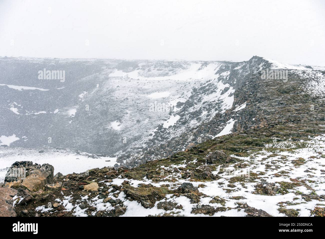 Vulkankrater; Schneesturm; Nordisland Stockfoto