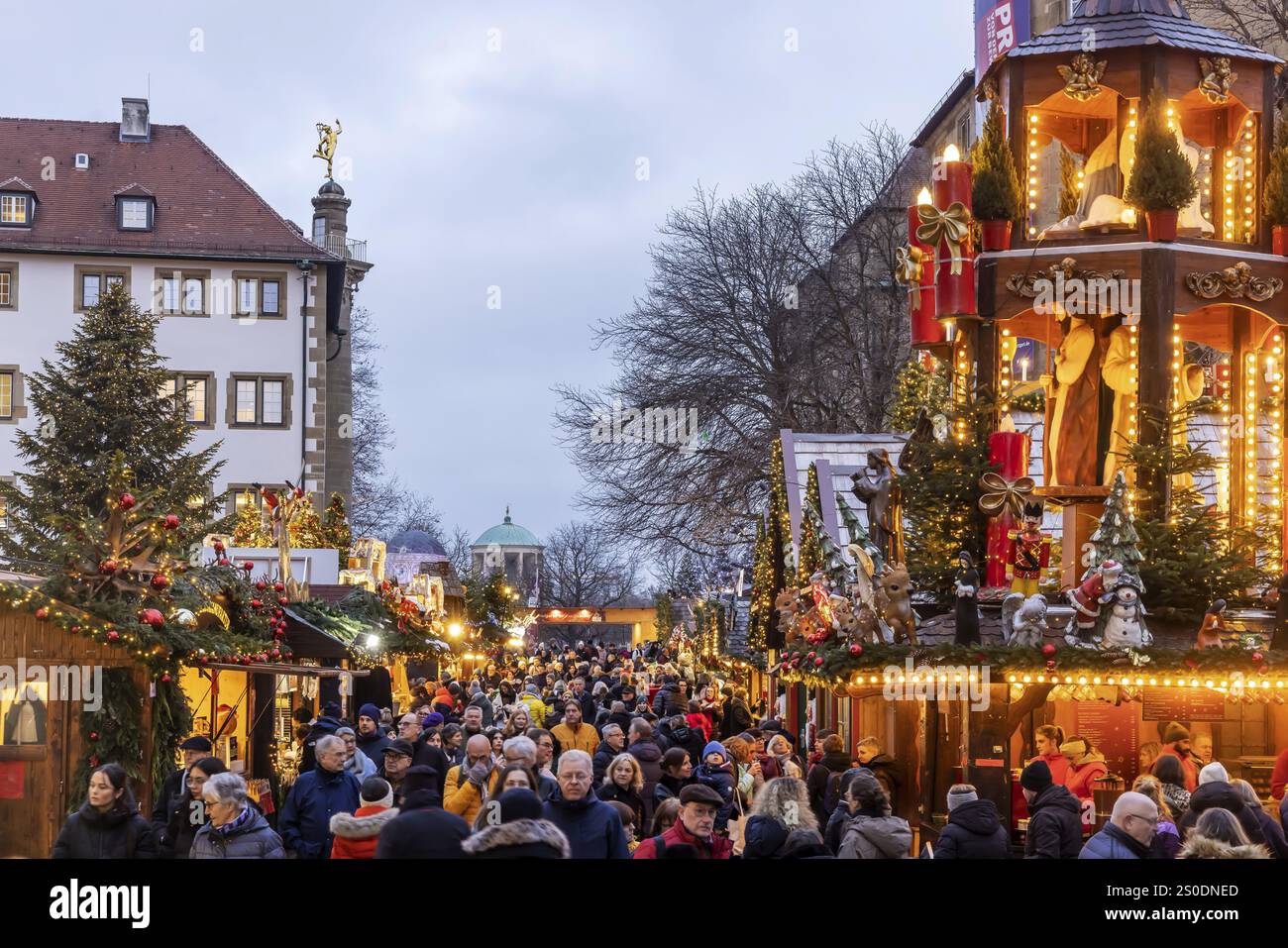 Stuttgarter Weihnachtsmarkt zur blauen Stunde. Weihnachtspyramide am Schillerplatz vor dem Alten Schloss. Menschenmassen. Die traditionelle Veranstaltung in Stockfoto