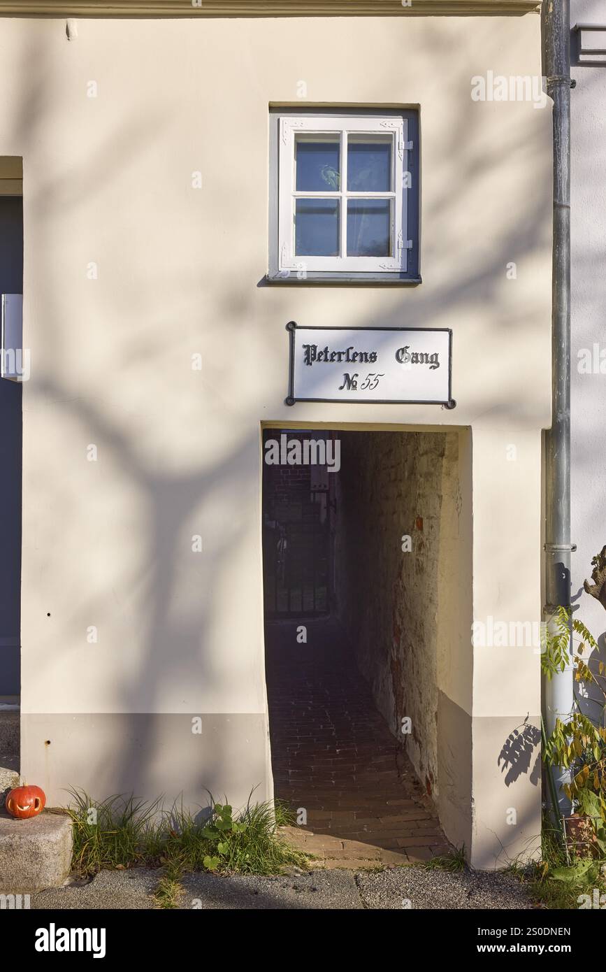 Peterlens Gang, Fassade eines Hauses mit Fenster, an der Obertrave, Altstadt, Hansestadt Lübeck, Schleswig-Holstein, Deutschland, Europa Stockfoto