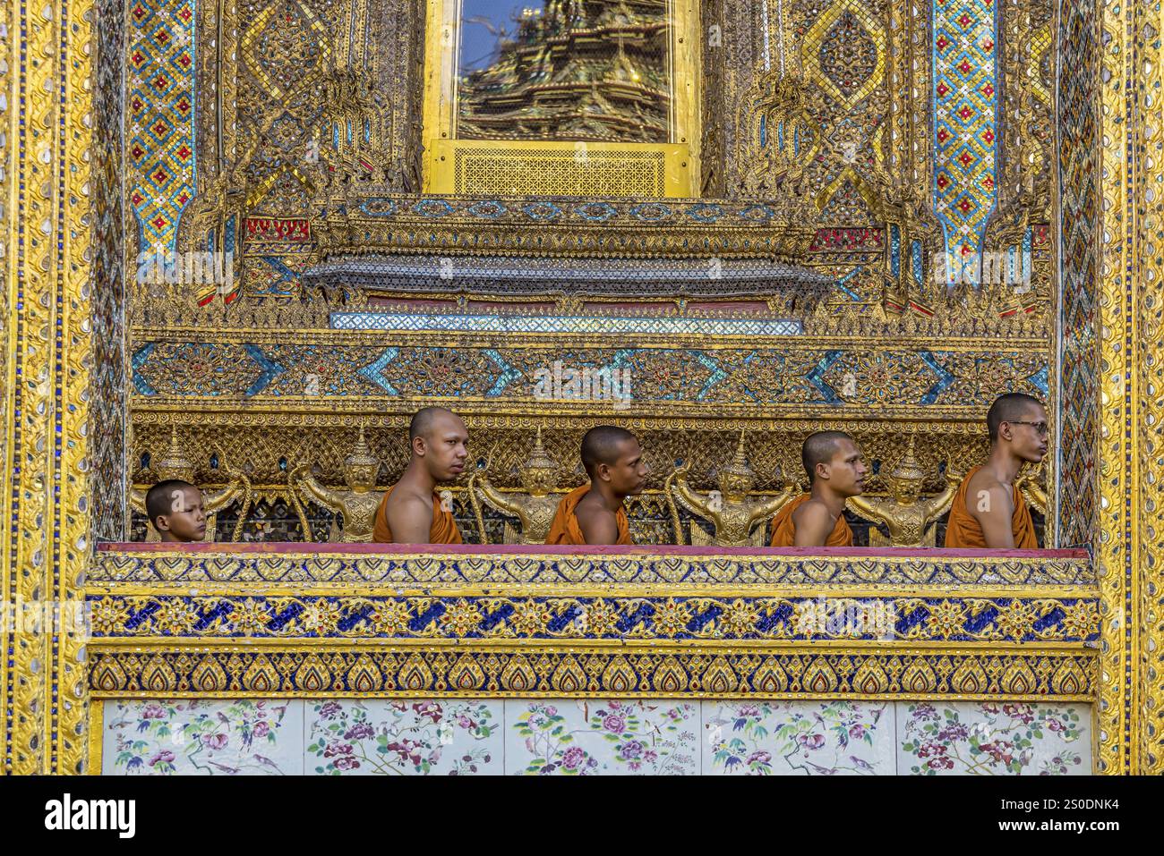 Wat Phra Kaeo Tempel, königlicher Palast. Königliche Kapelle mit buddhistischen Mönchen und Novizen. Bangkok, Thailand, Asien Stockfoto