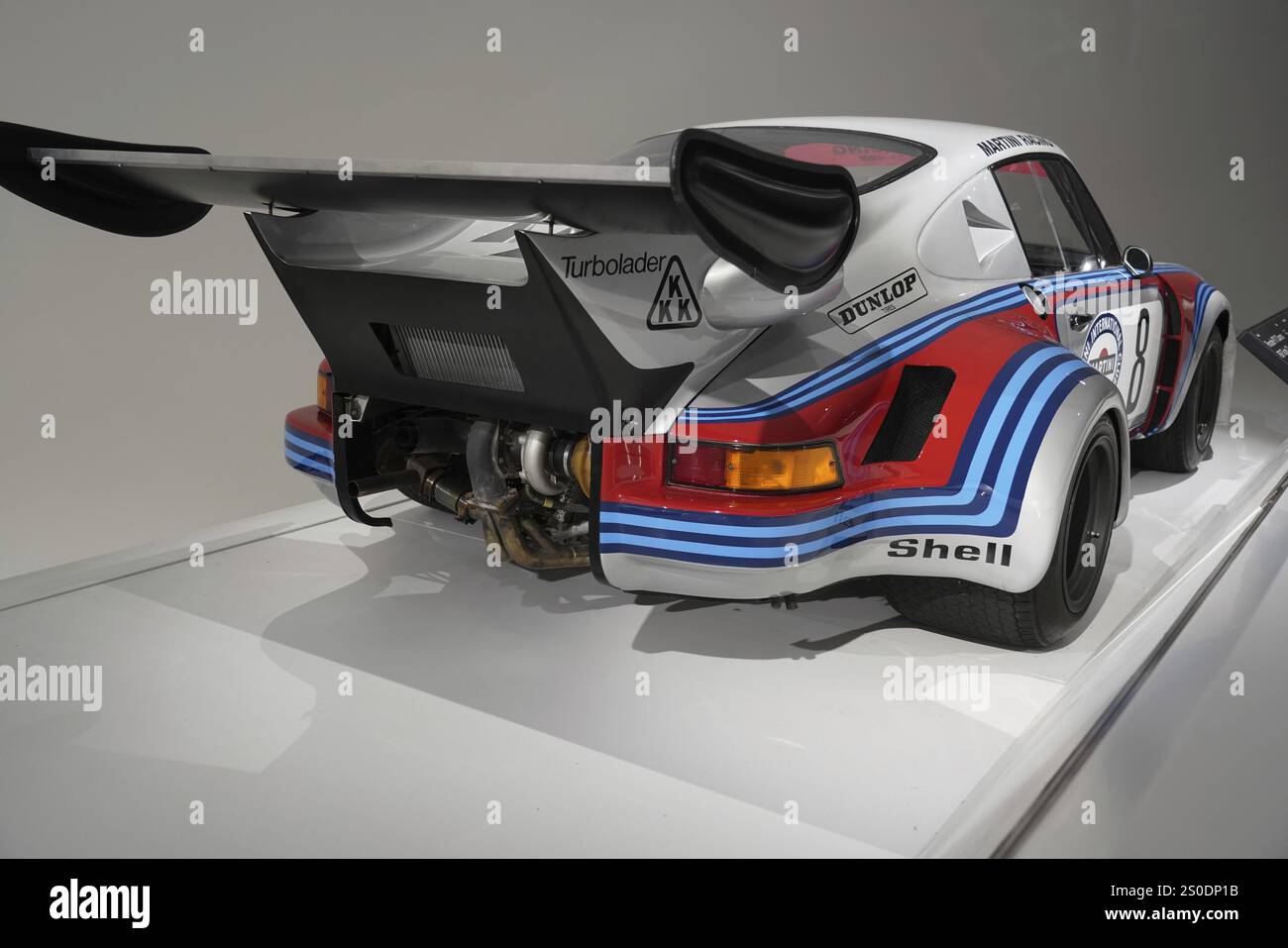 Rückansicht eines klassischen Porsche-Rennwagens mit auffälligem Heckflügel und Turbodetails im Motorsport-Design, Neues Porsche Museum 2009, Stuttgart, Bade Stockfoto