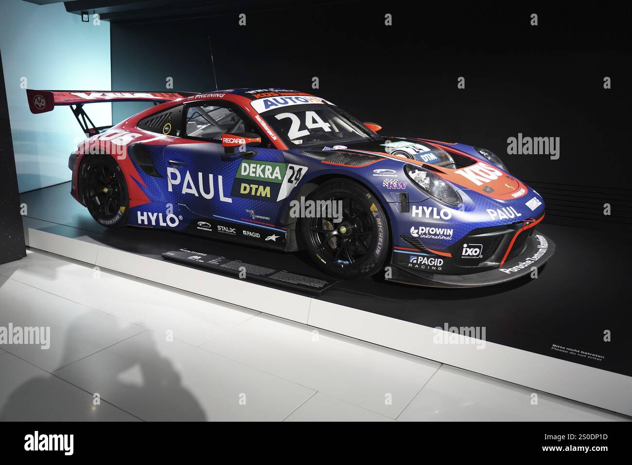 Ein moderner Porsche-Rennwagen mit blauen und roten Farben in einer Ausstellung, Ausstellung, Neues Porschemuseum 2009, Stuttgart, Baden-Württemberg, Deutschland, Stockfoto