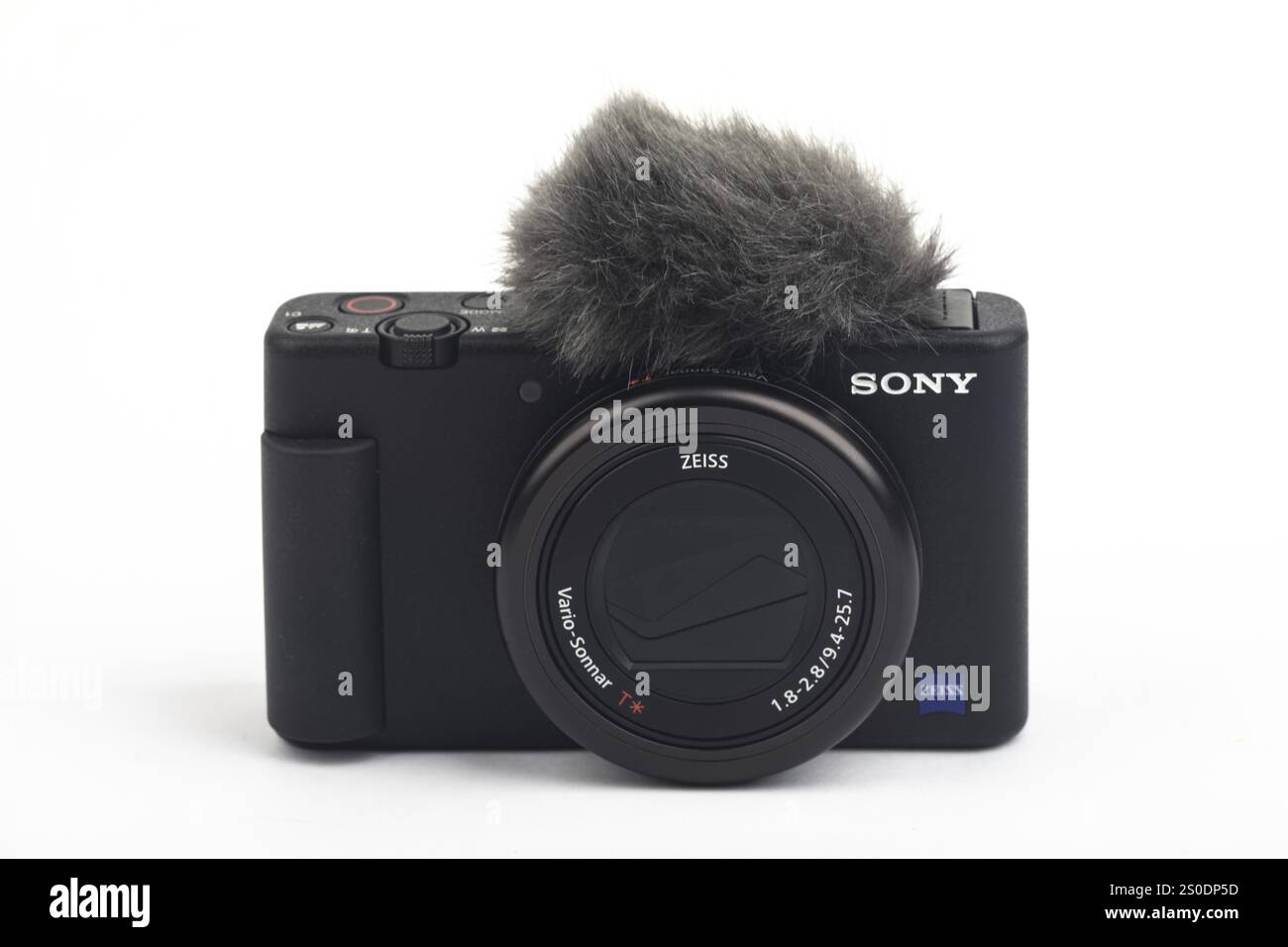 HUETTENBERG, HESSEN, Deutschland 06-02-2023: SONY ZV VLOG KAMERA ZV 1 mit Mikrofon genannt tote Katze isoliert auf weißem Hintergrund Stockfoto