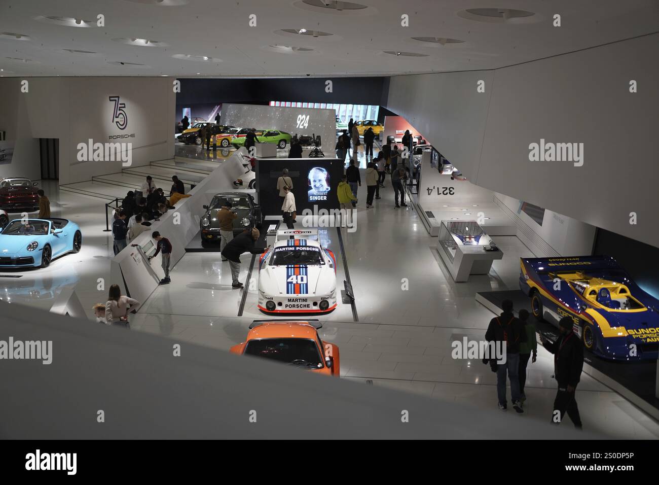 Porsche Museum mit Rennwagen und zahlreichen Besuchern, Ausstellung, Neues Porsche Museum 2009, Stuttgart, Baden-Württemberg, Deutschland, Europa Stockfoto