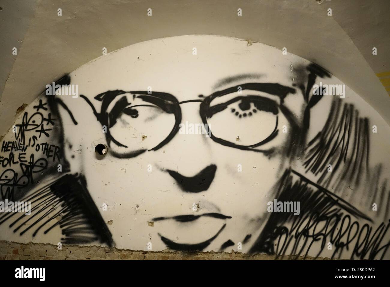 MAUSA VAUBAN, Museum of Urban Art and Street Art, Festung Neuf-Brisach, Frankreich, Europa, Ein schwarz-weißes Wandbild eines Mannes mit Brille, umgeben von Stockfoto