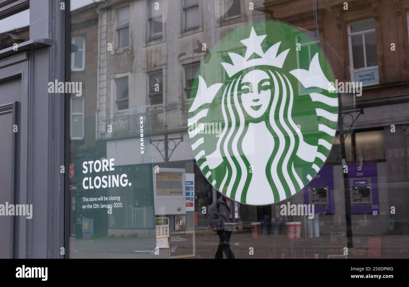 Blick auf das Starbucks Coffee Shop, High Street, Dumfries Stadtzentrum, Schottland. Das Geschäft schließt am 12. Januar 2025 mit verlorenen Arbeitsplätzen. Stockfoto