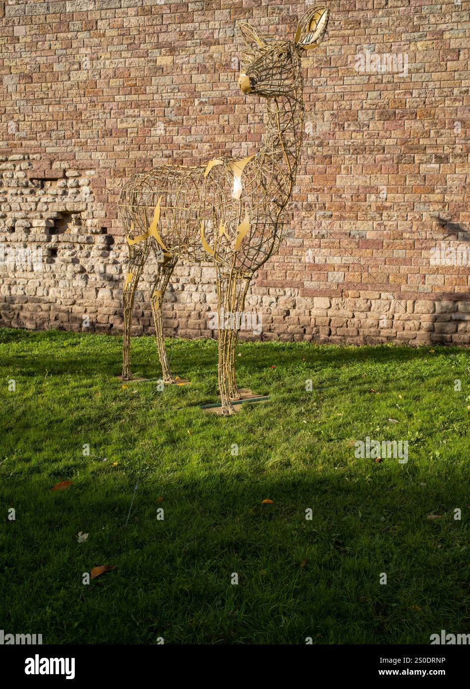 Weihnachtsdekoration Tierskulpturen vor Cardiff Castle Cardiff South Wales Stockfoto