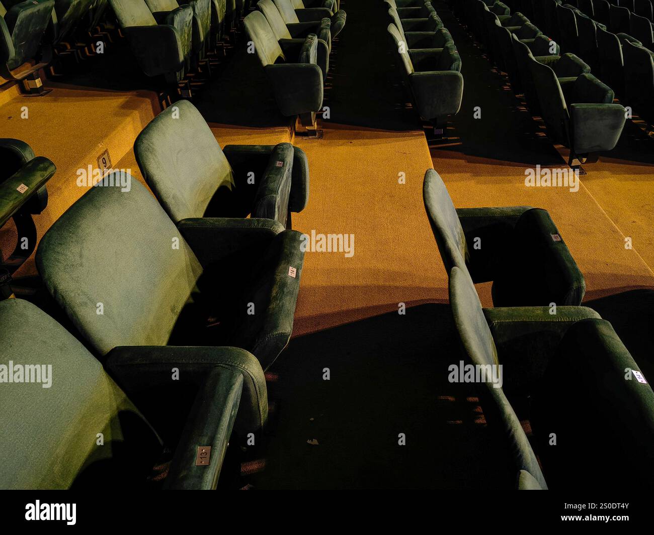 Stummes Publikum: Leere Sitze und Theater-Schatten Stockfoto