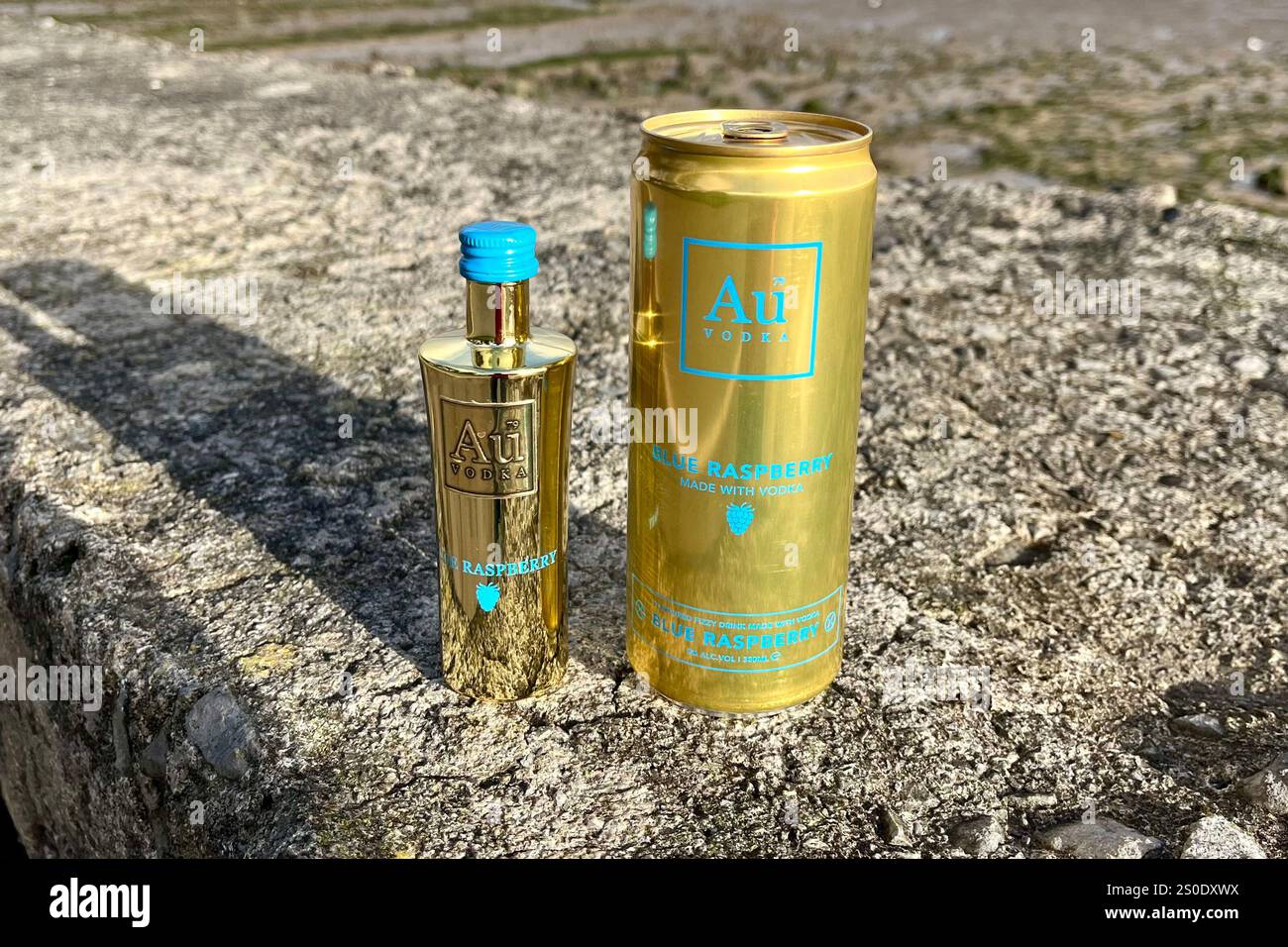 Ein 5 ml Au Vodka Blue Raspberry Miniature und ein 330 ml Au Vodka Blue Raspberry Pre-Mixed Canin. - Smartphone-aufgenommenes Stockfoto